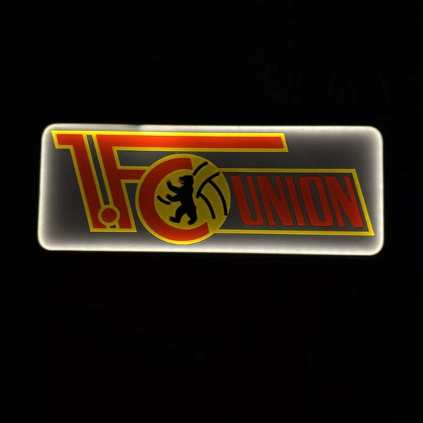 „LED-Lampe des 1. FC Union Berlin mit klar erkennbarem Vereinswappen.“