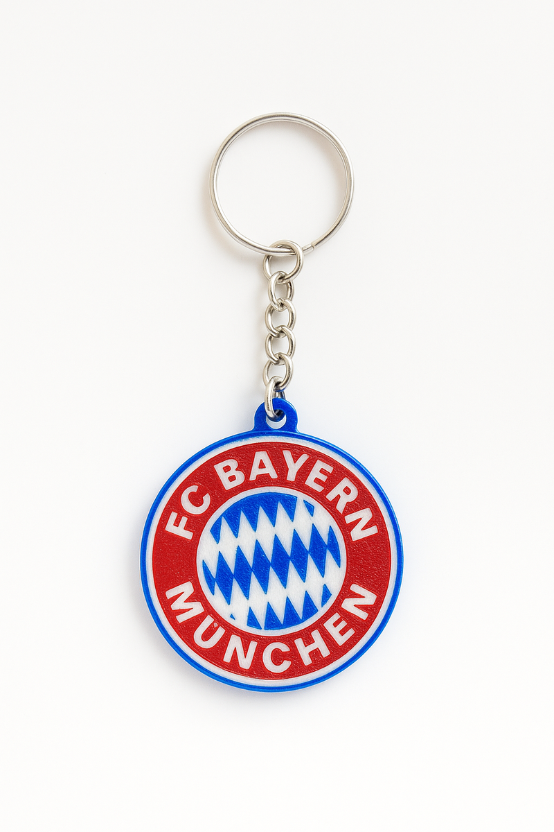 Nahaufnahme des FC Bayern München Schlüsselanhängers mit feiner 3D-Druckstruktur und Metallkette