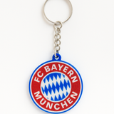 Nahaufnahme des FC Bayern München Schlüsselanhängers mit feiner 3D-Druckstruktur und Metallkette