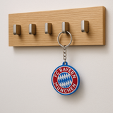 FC Bayern München Schlüsselanhänger auf Tisch mit Autoschlüssel
