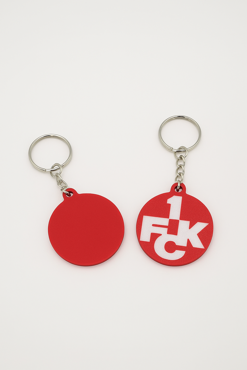 Nahaufnahme des 3D-gedruckten 1. FC Kaiserslautern Schlüsselanhängers mit Metallkette