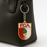 Nahaufnahme des FC Augsburg Schlüsselanhängers mit Metallkette und präzisem 3D-Druck