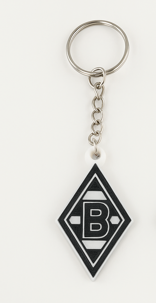 Nahaufnahme des Borussia Mönchengladbach Schlüsselanhängers mit feiner 3D-Druckstruktur und Metallkette
