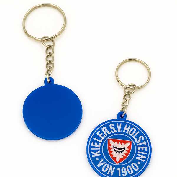 Nahaufnahme des 3D-gedruckten Holstein Kiel Schlüsselanhängers mit Metallkette