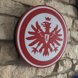 „Dekorative Eintracht-Frankfurt-Lampe als Hingucker im Fanraum.“