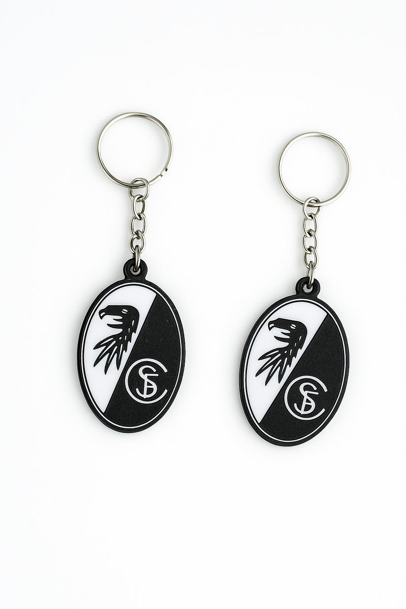 SC Freiburg Schlüsselanhänger aus PLA 3D-Druck in Schwarz, Weiß und Rot auf hellem Hintergrund