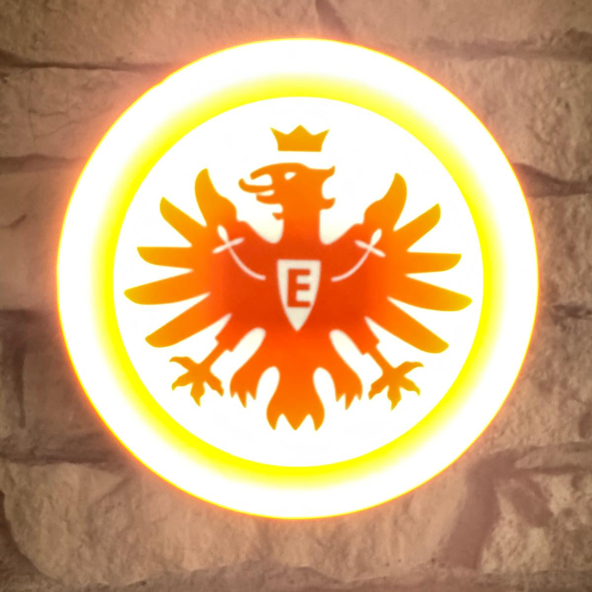 „Runde Lampe mit großem SGE-Adlerlogo vor weißem Hintergrund.“