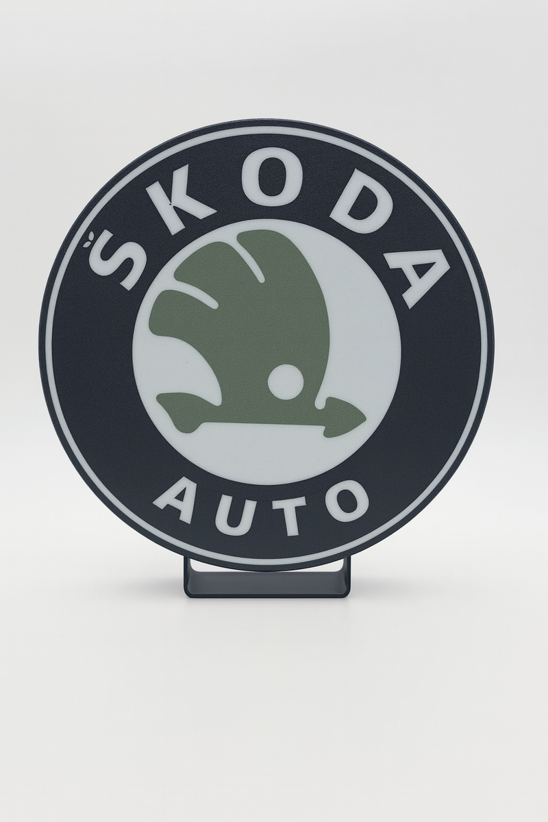 Skoda LED Lampe mit hellem grünen Logo auf Acrylplatte