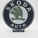 Skoda LED Lampe mit hellem grünen Logo auf Acrylplatte