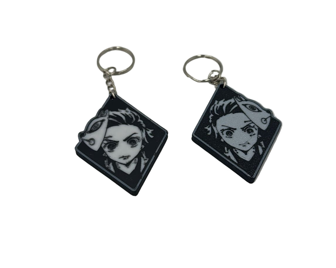 Tanjiro Kamado Schlüsselanhänger in Schwarz und Weiß auf hellem Hintergrund