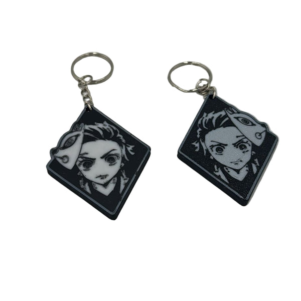 Tanjiro Kamado Schlüsselanhänger in Schwarz und Weiß auf hellem Hintergrund