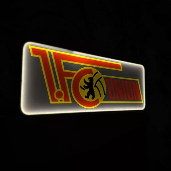 „Leuchtende Union-Berlin-Lampe in Rot und Gelb mit Vereinslogo.“